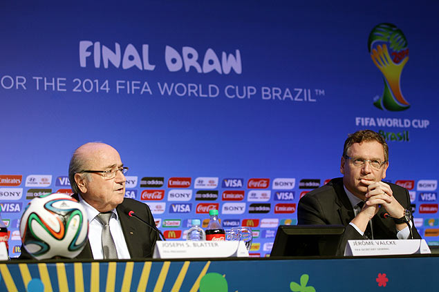 Blatter e Valcke (dir.) durante entrevista na Costa do Sauipe na vspera do sorteio da Copa do Mundo