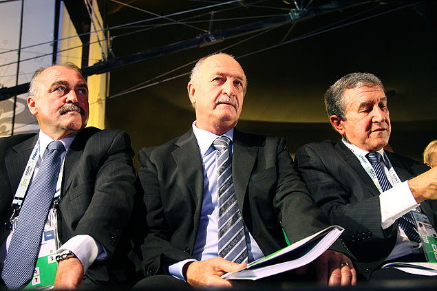 Felipo (centro) durante o sorteio da Copa do Mundo-2014 ao lado de Murtosa e Parreira (dir.)