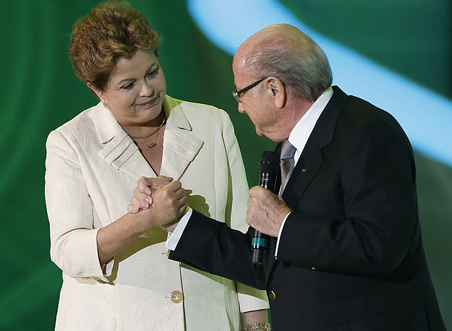Dilma Rousseff cumprimenta o presidente da Fifa, Joseph Blatter, durante evento na Bahia