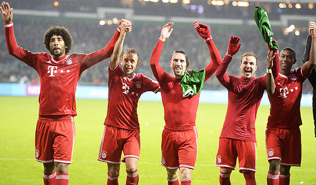 Os brasileiros Dante e Rafinha (os dois primeiros  esquerda)celebram vitria do Bayern com os companheiros