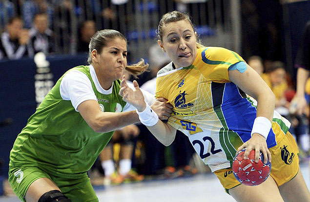 A brasileira Mayara Moura ( direita), durante jogo contra a Arglia no Mundial de 2013