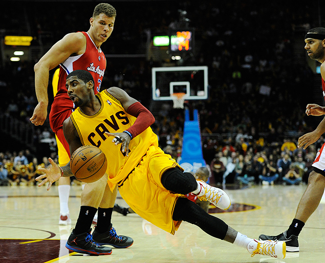 Kyrie Irving (amarelo), do Cleveland Cavaliers, escorrega enquanto carrega a bola contra o Los Angeles Clippers