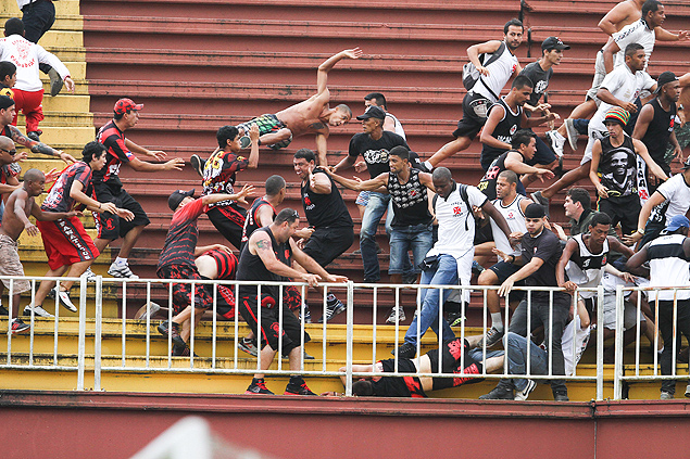Torcedores do Atlético-PR e Vasco brigam na Arena Joinville (SC), no último domingo
