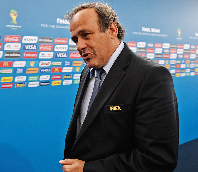 Michel Platini, presidente da Uefa, chega para o sorteio dos grupos da Copa do Mundo
