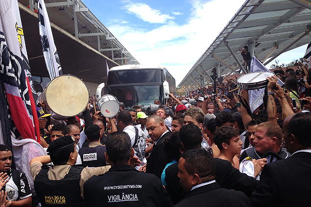 Torcida do Atlético-MG aguarda o embarque dos jogadores no Aeroporto de Confins, na manhã desta segunda-feira