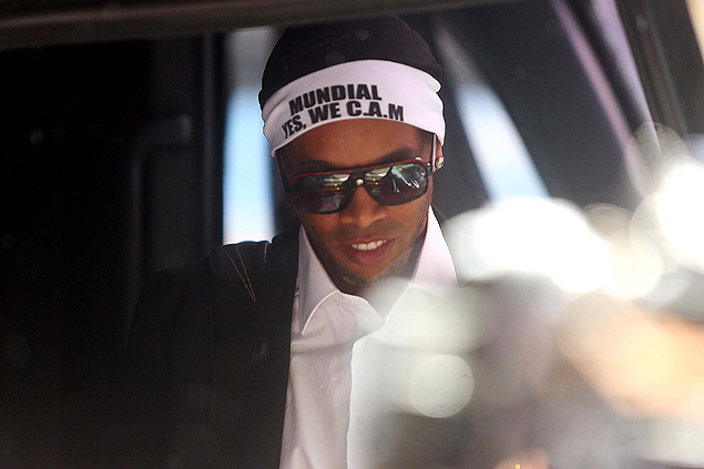 Ronaldinho Gaúcho chega para o embarque do Atlético-MG rumo ao Marrocos 