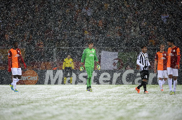 Jogadores de Galatasaray e Juventus andam em campo em Istambul