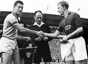 Ex-zagueiro Bellini antes de jogo da Copa do Mundo-1958