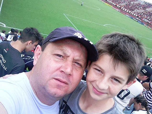 Os vascanos Joel Meneghelli e seu filho Igor em foto de arquivo pessoal antes do jogo do ltimo domingo em Joinville