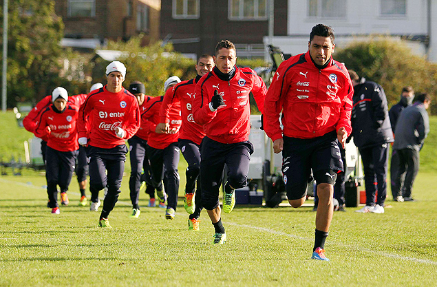 Jogadores da seleo chilena durante um treino em Londres, na Inglaterra