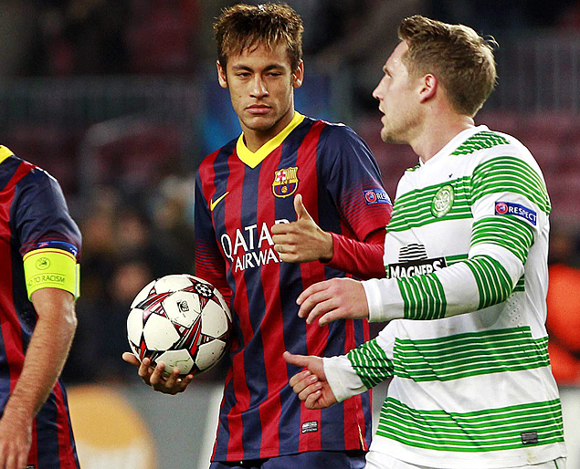 Com a bola do jogo na mo, Neymar cumprimenta Kris Commons, do Celtic, depois da goleada do Barcelona, em casa