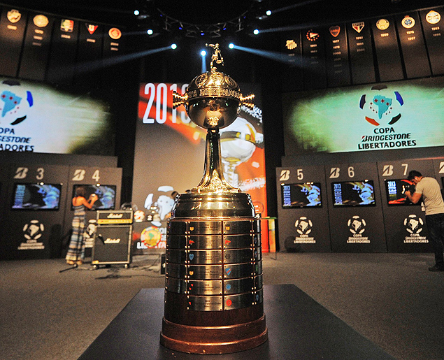 A Taa Libertadores da Amrica, no palco do sorteio da edio de 2013