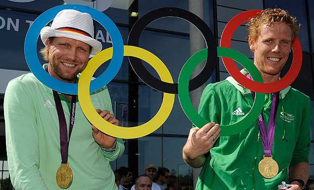 Em Londres, Julius Brink (esq.) e Jonas Reckermann posam com as medalhas de ouro do vlei de praia