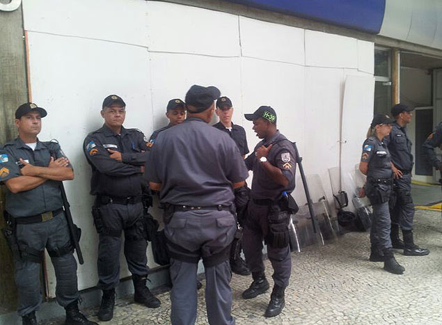 Policiais militares em frente ao prdio onde fica o STJD, no Rio