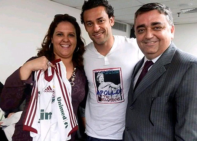 O advogado Osvaldo Sestrio ( direita), sua esposa, Renata Oliveira, e o atacante Fred, do Fluminense
