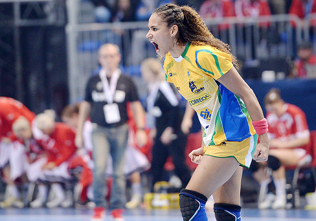 Alexandra Nascimento comemora gol na vitria da seleo brasileira sobre a Dinamarca na primeira fase do Mundial