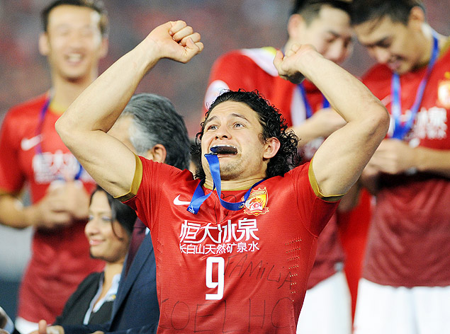 Elkeson, de Guangzhou Evergrande, celebra ttulo da Liga dos Campees da sia