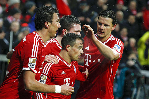 Mandzukic ( esquerda) e Shaqiri (ao centro) festejam gol do Bayern