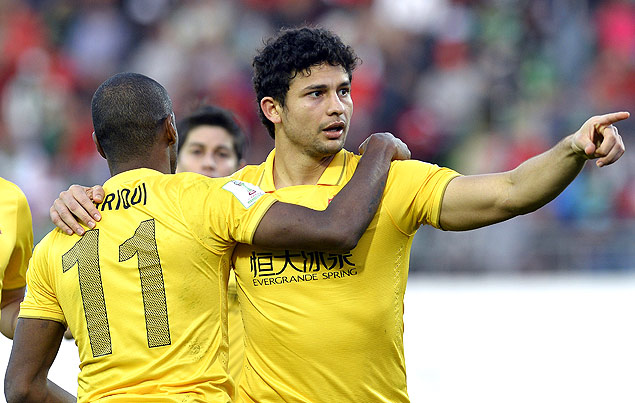 Os brasileiros Elkeson ( direita) e Muriqui comemoram o primeiro gol do Guangzhou
