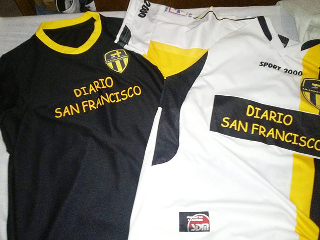 Camisas do Club Deportivo Papa Francisco, recm-criado na Argentina
