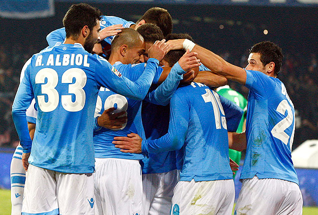 Jogadores do Napoli comemoram gol em casa