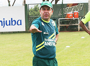 Enderson Moreira comanda treino do Gois