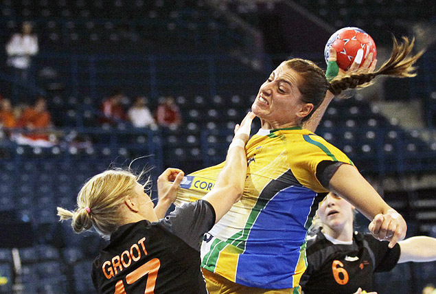 A brasileira Duda arremessa contra defesa holandesa em vitria no Mundial de 2013