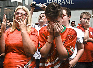 Torcedores da Portuguesa lamentam derrota no tapetão, no Rio