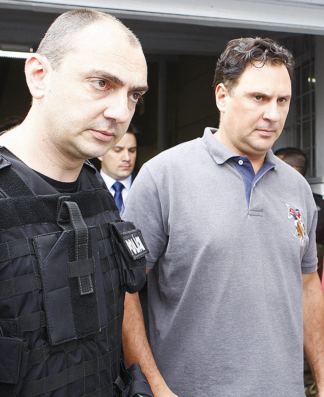 O ex-vereador de Curitiba Juliano Borghetti ( dir.) se apresenta para a polcia 