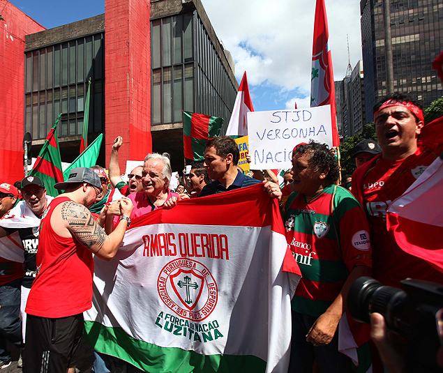 O maetro Joo Carlos Martins (de camisa rosa) segura a bandeira da Portuguesa 