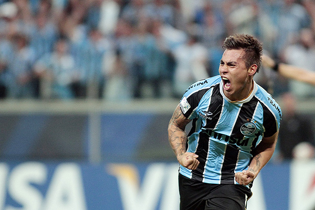 O atacante chileno Vargas comemora um gol pelo Grmio