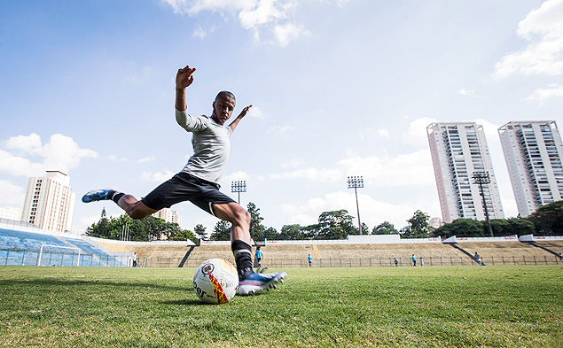 O zagueiro Rafael Augusto, 18, da base do Corinthians, treina no Parque Sao Jorge