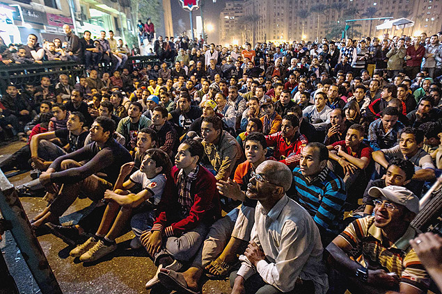 Manifestantes param para ver o jogo da seleo do Egito nas eliminatrias, na praa Tahrir, tradicional palco de protestos no Cairo