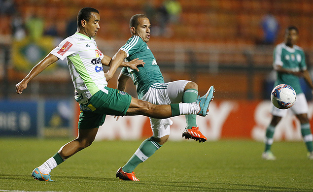 Jogadores de Chapecoense (branco) e do Palmeiras disputam a bola em jogo no Pacaembu