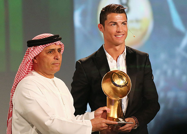 Cristiano Ronaldo recebe premiao em Dubai