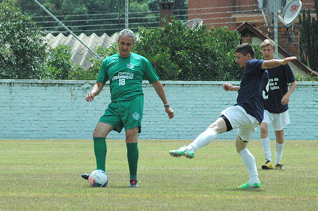 De verde, O tcnico Tite, ex-Corinthians, participa de partida beneficente no Sul