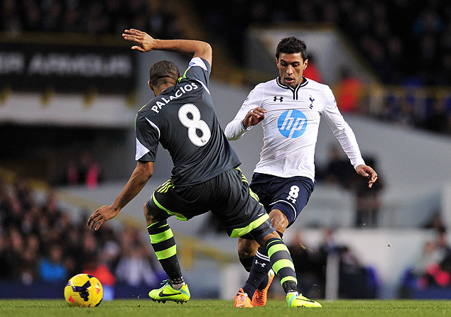 Paulinho durante jogo do Tottenham contra o Stoke City 