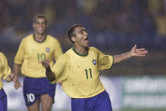 Romrio comemora gol em jogo das eliminatrias da Copa-2002; artilheiro no foi ao Mundial