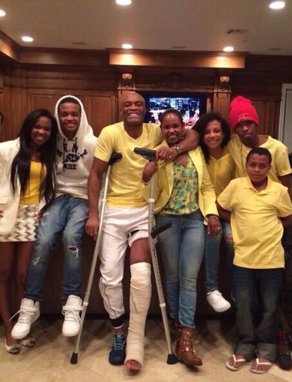 Anderson Silva postou no Instagram foto ao lado da família em Los Angeles