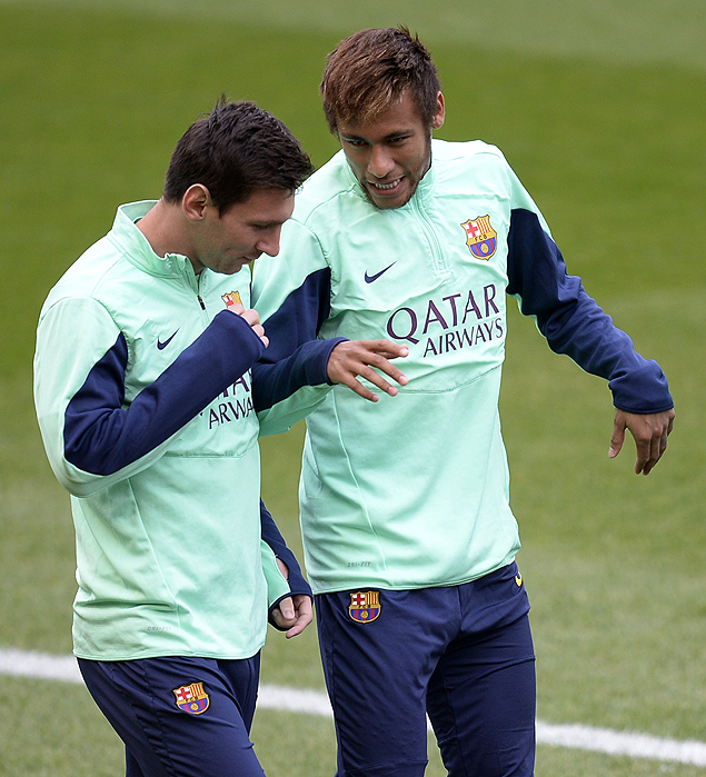 Messi (esq.) ao lado de Neymar durante treino do Barcelona na Espanha