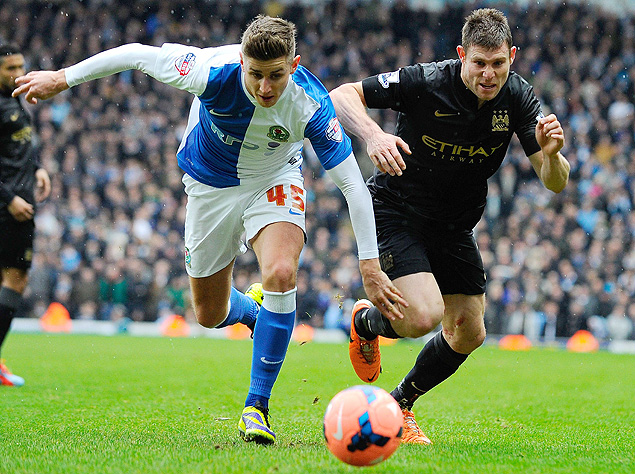 Milner (dir.) disputa a bola com Cairney durante a partida entre Blackburn e Manchester City