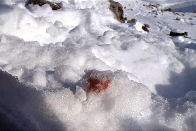 Mancha de sangue na rea onde Schumacher se acidentou no domingo passado, na estao de esqui em Mribel, na Frana