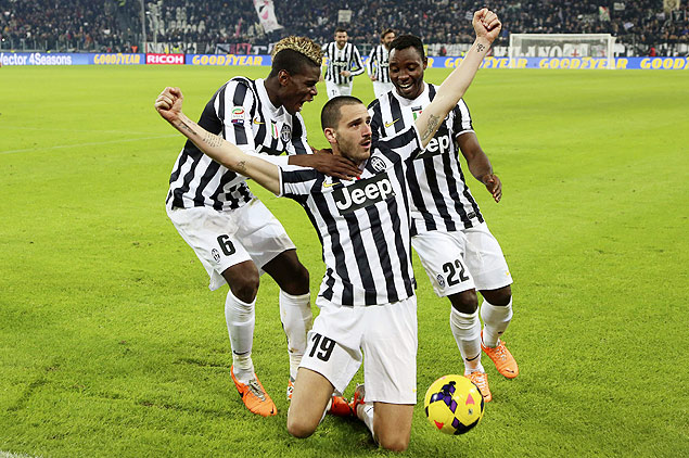 Bonucci (centro) comemora o segundo gol da Juventus na vitria sobre a Roma