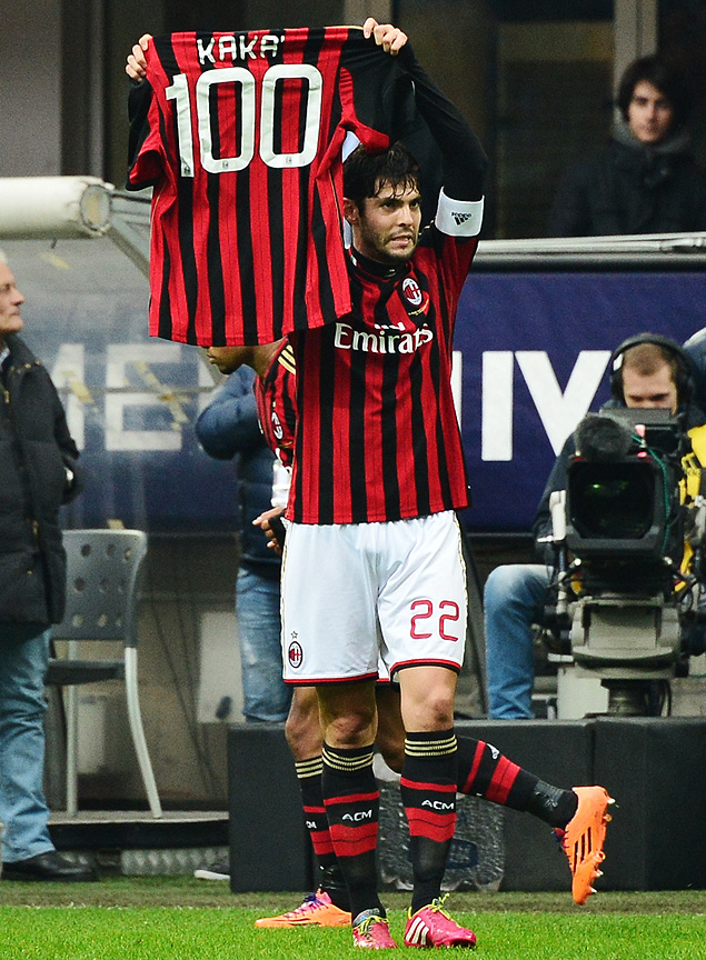 O meia Kak comemora o seu 100 gol pelo Milan