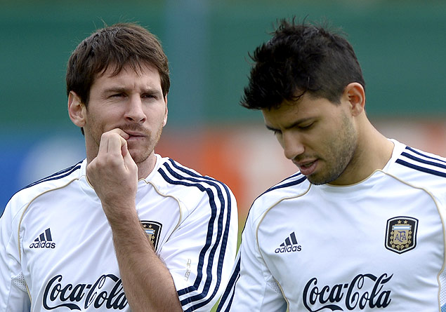 Messi e Agero durante treinamento da seleo argentina