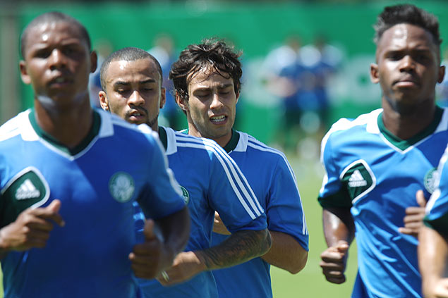 Com Valdivia, jogadores treinam fisicamente