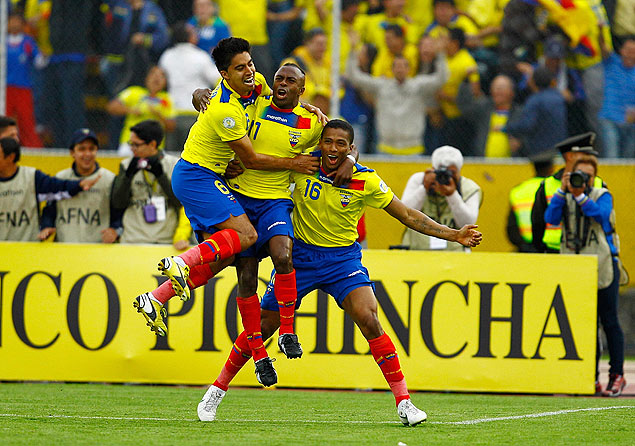 Jogadores do Equador celebram um gol em jogo vlido pelas eliminatrias da Copa do Mundo de 2014