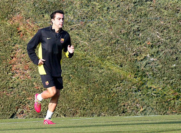 Xavi corre em treino do Barcelona