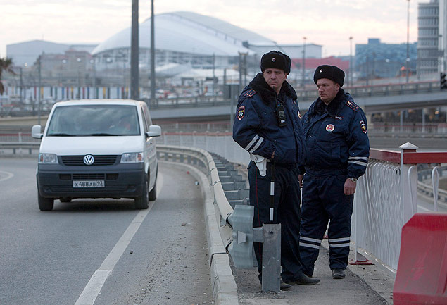 Policiais russo fazem patrulha em avenida prxima ao Parque Olmpico de Sochi, ontem