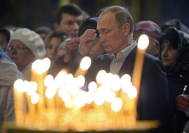 O presidente russo, Vladimir Putin, reza em igreja de Sochi, ontem, dia do Natal ortodoxo